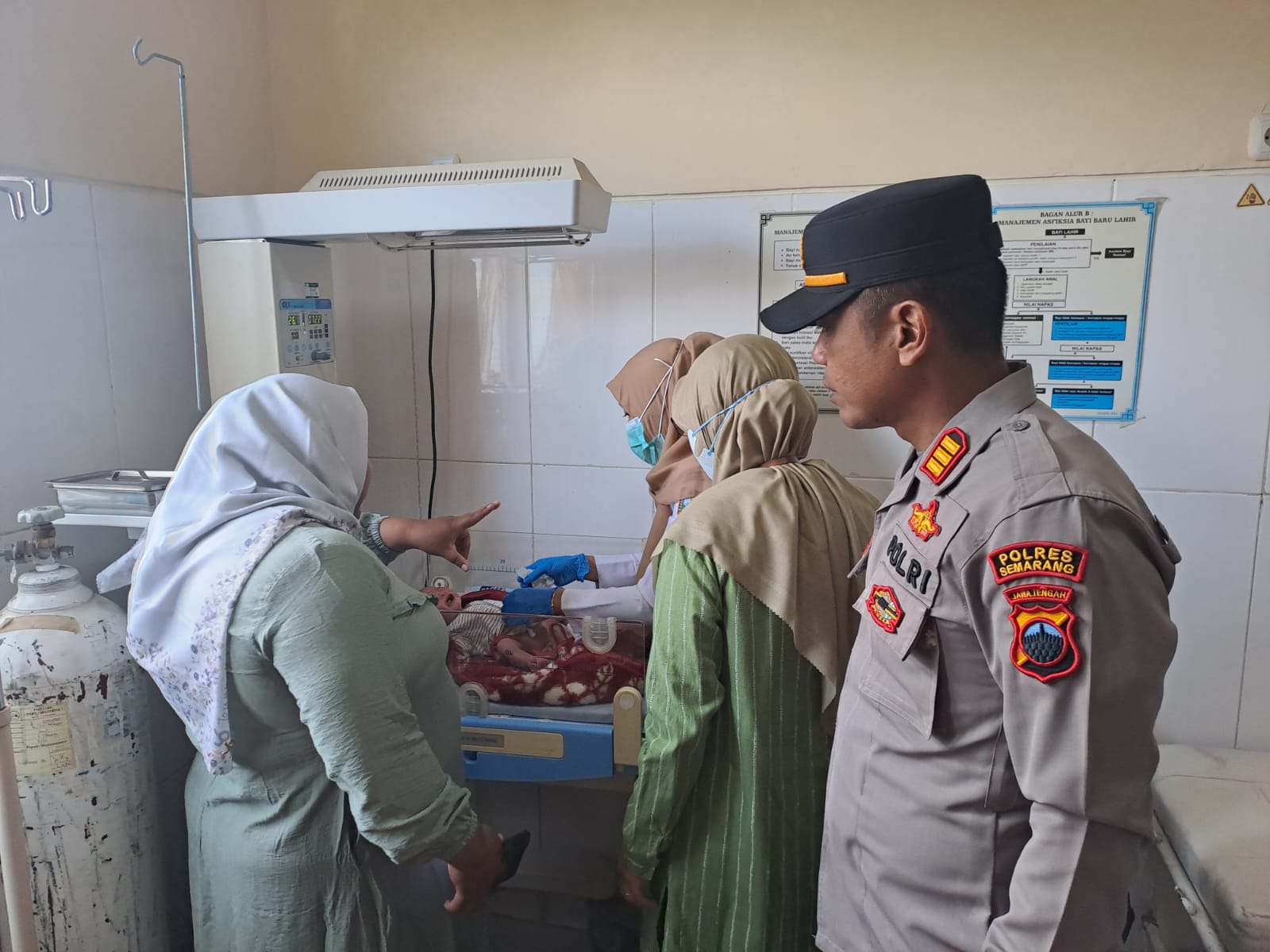Warga Wringin Putih Kecamatan Bergas geger setelah ditemukan bayi laki-laki dalam keadaan masih hidup di jalan setapak area kebun. (Maria Novena/Jawa Pos Radar Semarang)