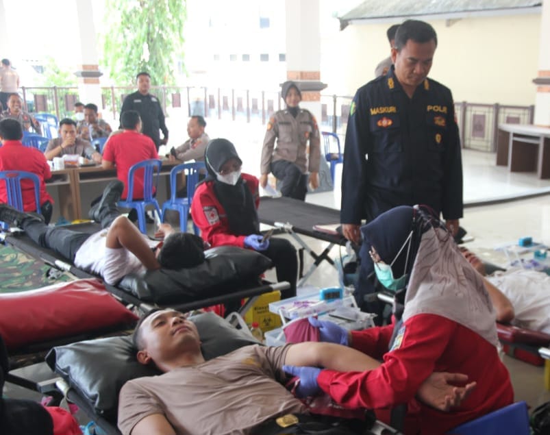 Caption: Donor darah di Mapolres Demak. (Wahibpribadi)  HUT Humas Polri ke-74, Polres Demak, Gelar Donor Darah    DEMAK-  Memperingati Hari Ulang Tahun (HUT) Humas Polri ke-74, Polres Demak, Jawa Teng