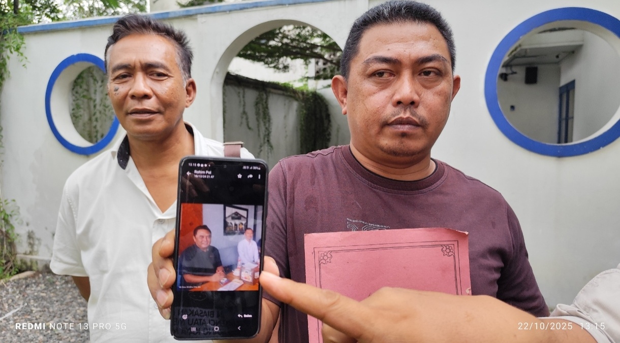 Dwi Purwanto menunjukan pertemuan dengan dua oknum polisi yang dilaporkan ke Polda Jateng