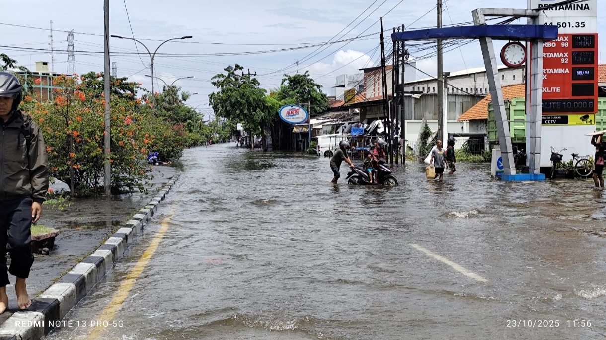 Arus lalin di jalan Kaligawe turut wilayah Tambakrejo dan Kaligawe lengang lantaran tergenang banjir