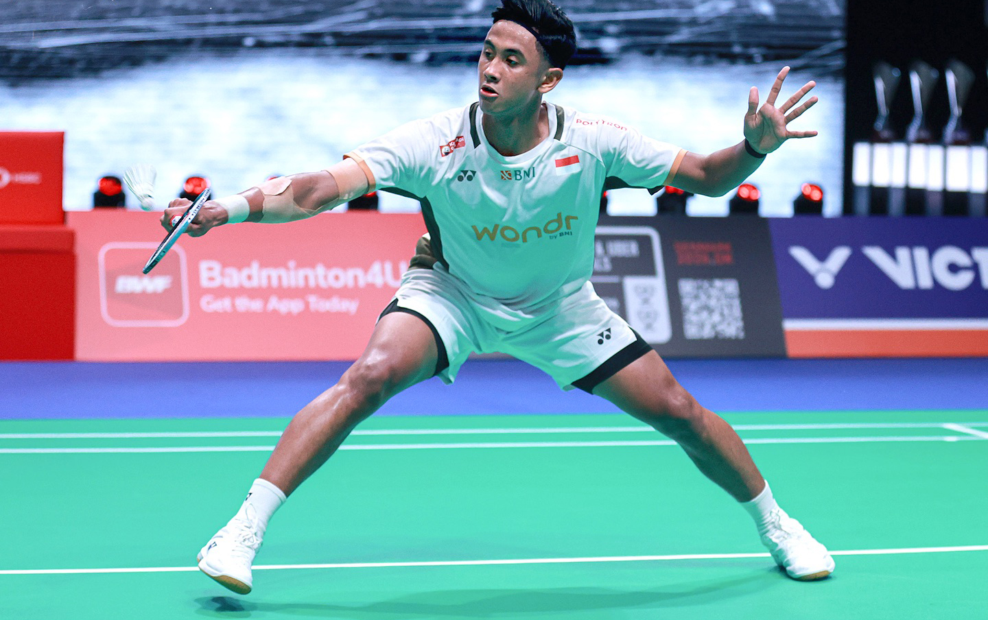 Alwi Farhan berhasil mengatasi perlawanan wakil Irlandia, Nhat Nguyen lewat pertarungan tiga gim 16-21, 21-12, 21-17 sekaligus mengamankan tiket ke babak perempatfinal Prancis Open 2025.