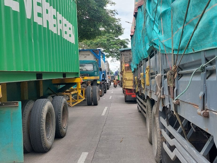Kendaraan mengular macet panjang Sayung hingga jalan Lingkar Demak. (Wahibpribadi)