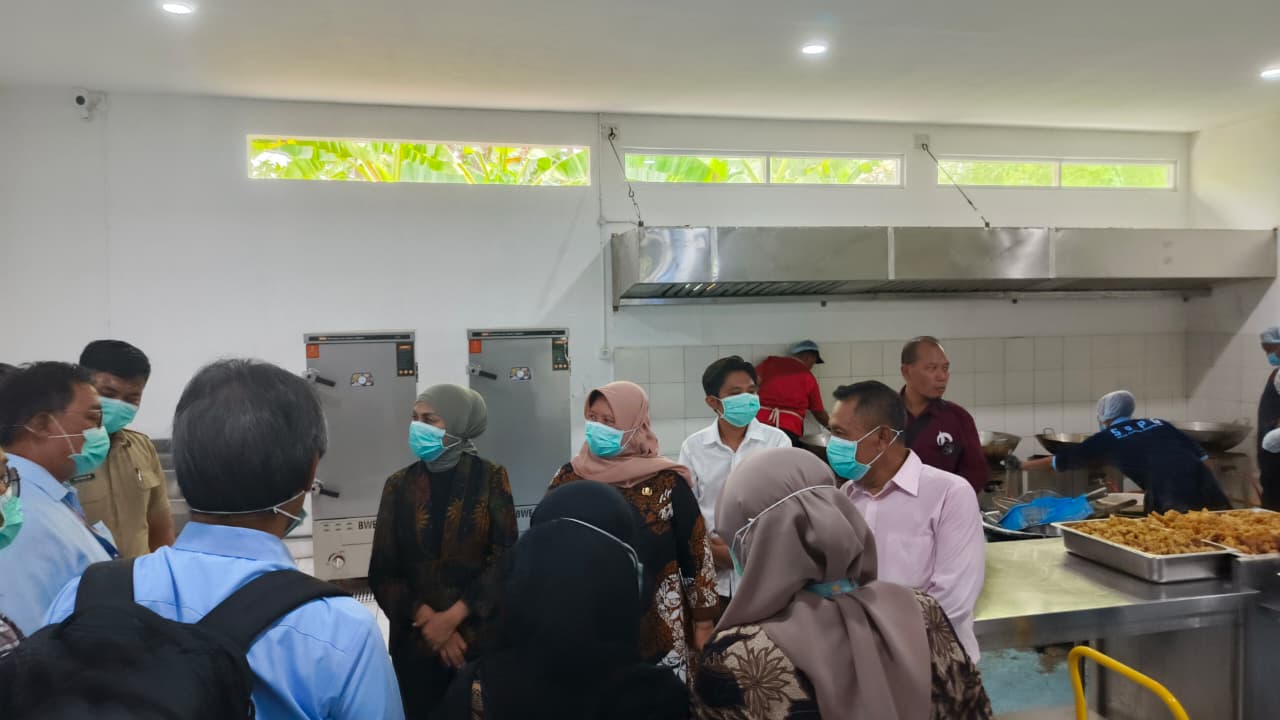 Kepala Dinas Lingkungan Hidup (DLH) Kabupaten Kendal, Aris Irwanto saat berkunjung ke Dapur MBG.