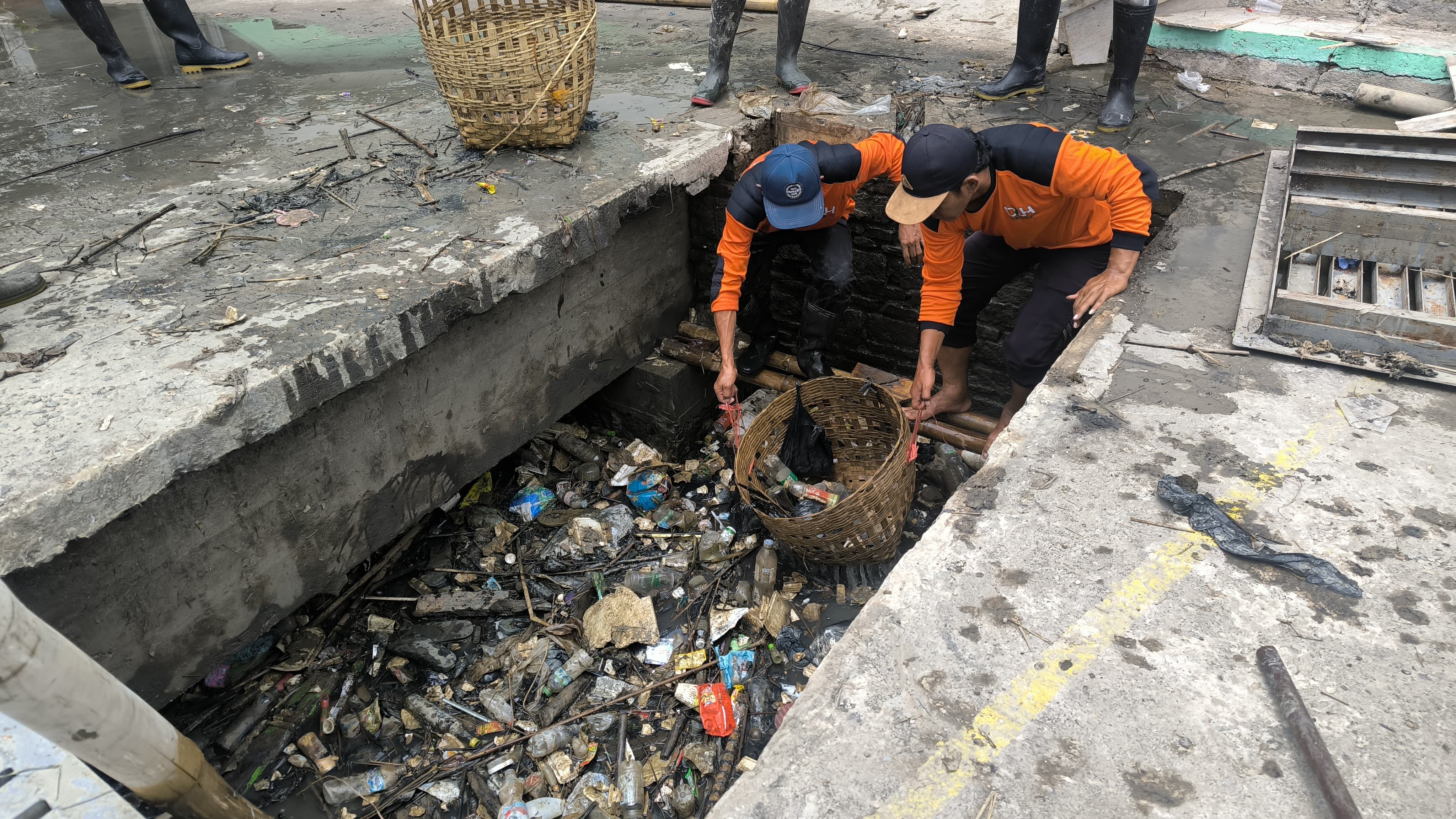 Dinas Lingkung Hidup (DLH) Kendal menurunkan 15 petugas Satgas Sungai dan 3 truk sampah untuk membersihkan tumpukan sampah di aliran Sungai Kendal dekat Masjid Agung Kendal, Kamis (23/10/2025).
