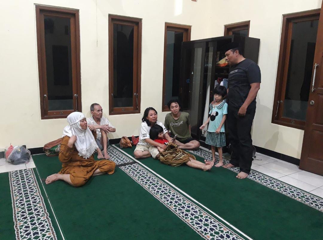 MENGUNGSI: Warga Kelurahan Tlogosari Kulon mengungsi di Musala Kelurahan, Kamis (23/10).