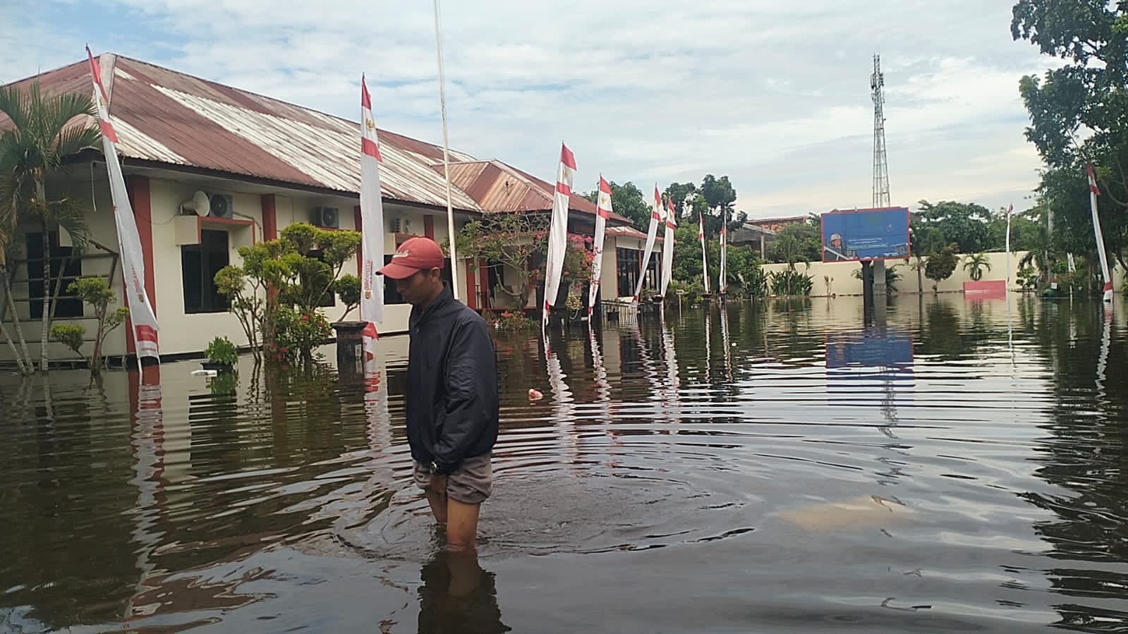 TERENDAM: Kantor Kecamatan Genuk terendam, pelayanan dialihkan, Kamis (23/10) pagi.