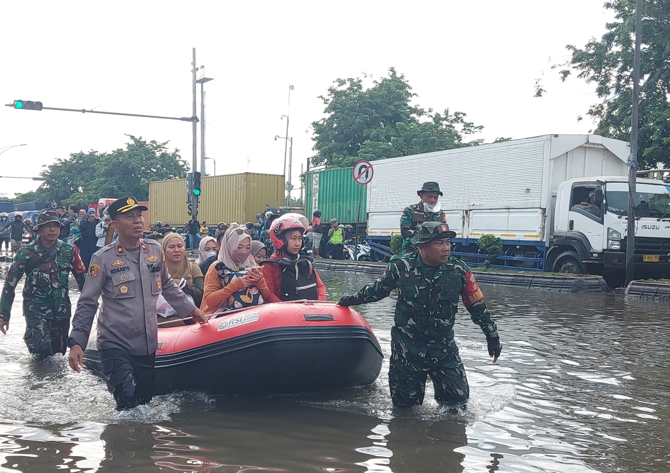 Kapolsek Genuk bersama anggota TNI membantu evakuasi masyarakat