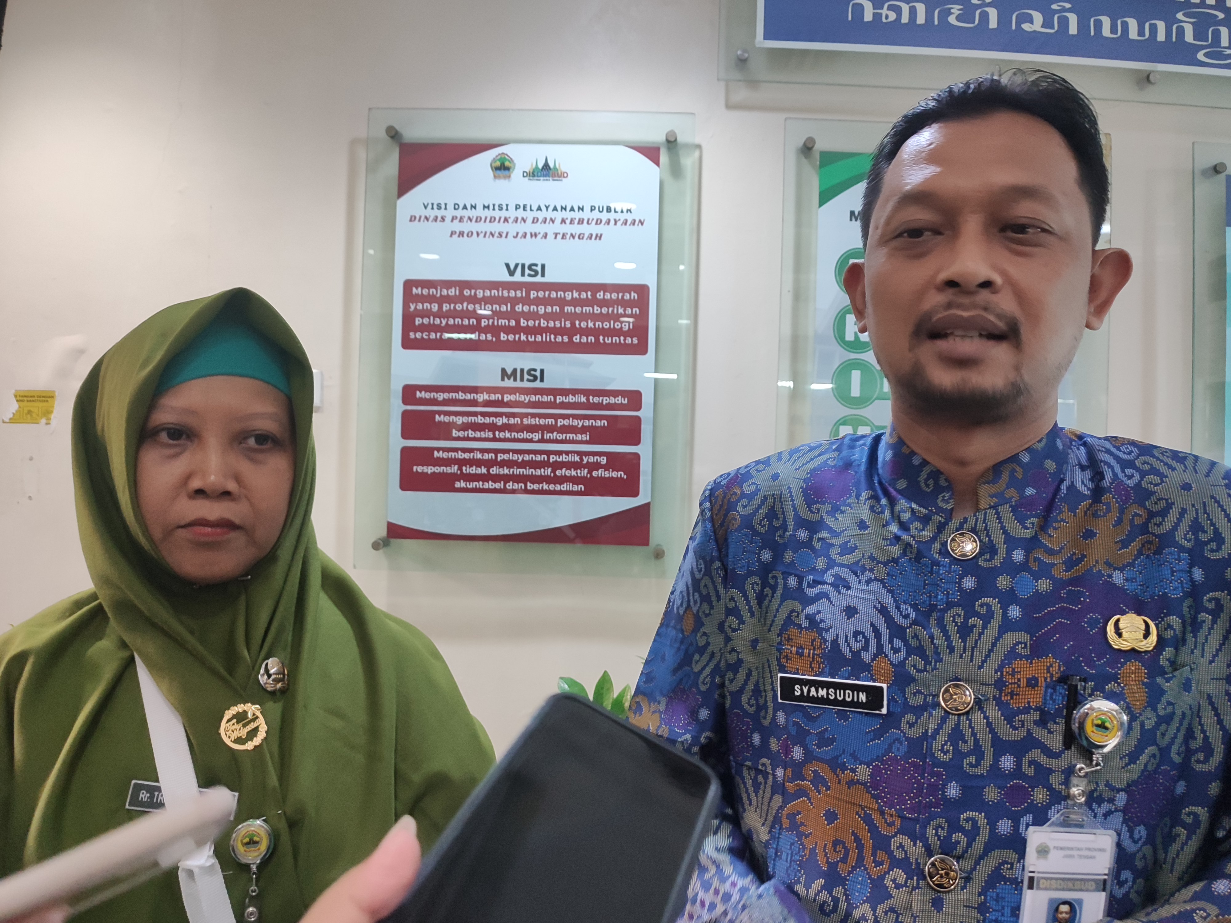 Kepala SMAN 11 Semarang Roro Tri Widiastuti dan Sekretaris Disdikbud Provinsi Jawa Tengah Syamsudin Isnaini memberikan keterangan usai rapat di Gedung Disdikbud Prov Jawa Tengah, Kamis (23/10/2025)