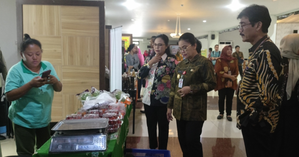 BANTU UMKM : Wali Kota Semarang, Agustina Wilujeng, memborong hasil UMKM untuk meningkatkan perekonomian.