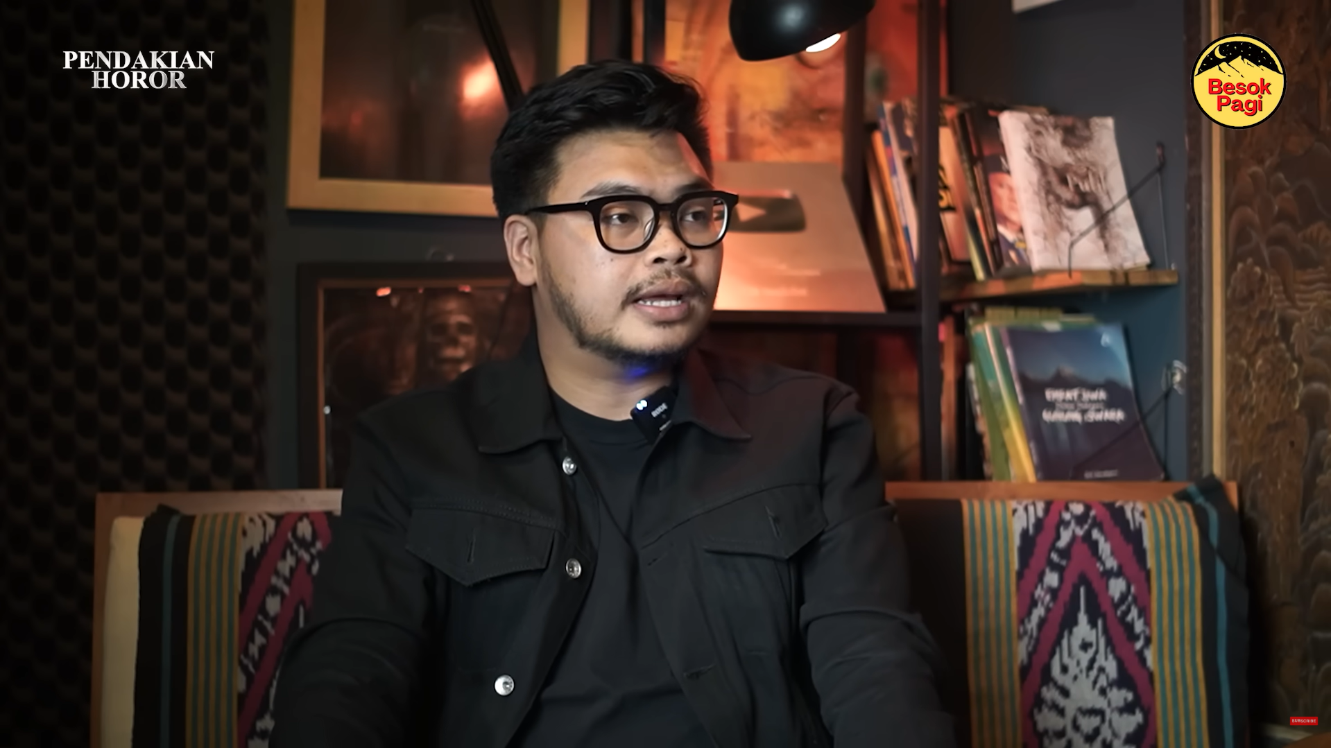 Tangkapan layar dari Dhanu PMK saat menceritakan pengalaman mistisnya di Gunung Gede dalam konten podcast YouTube pada channel BESOK PAGI, dipandu oleh host Indra JTM.