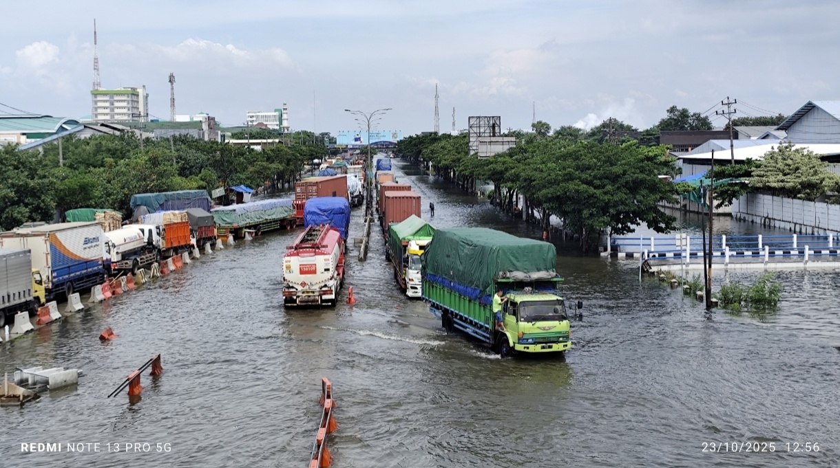 Kondisi arus lalulintas di jalan pantura kaligawe raya, tergenang banjir