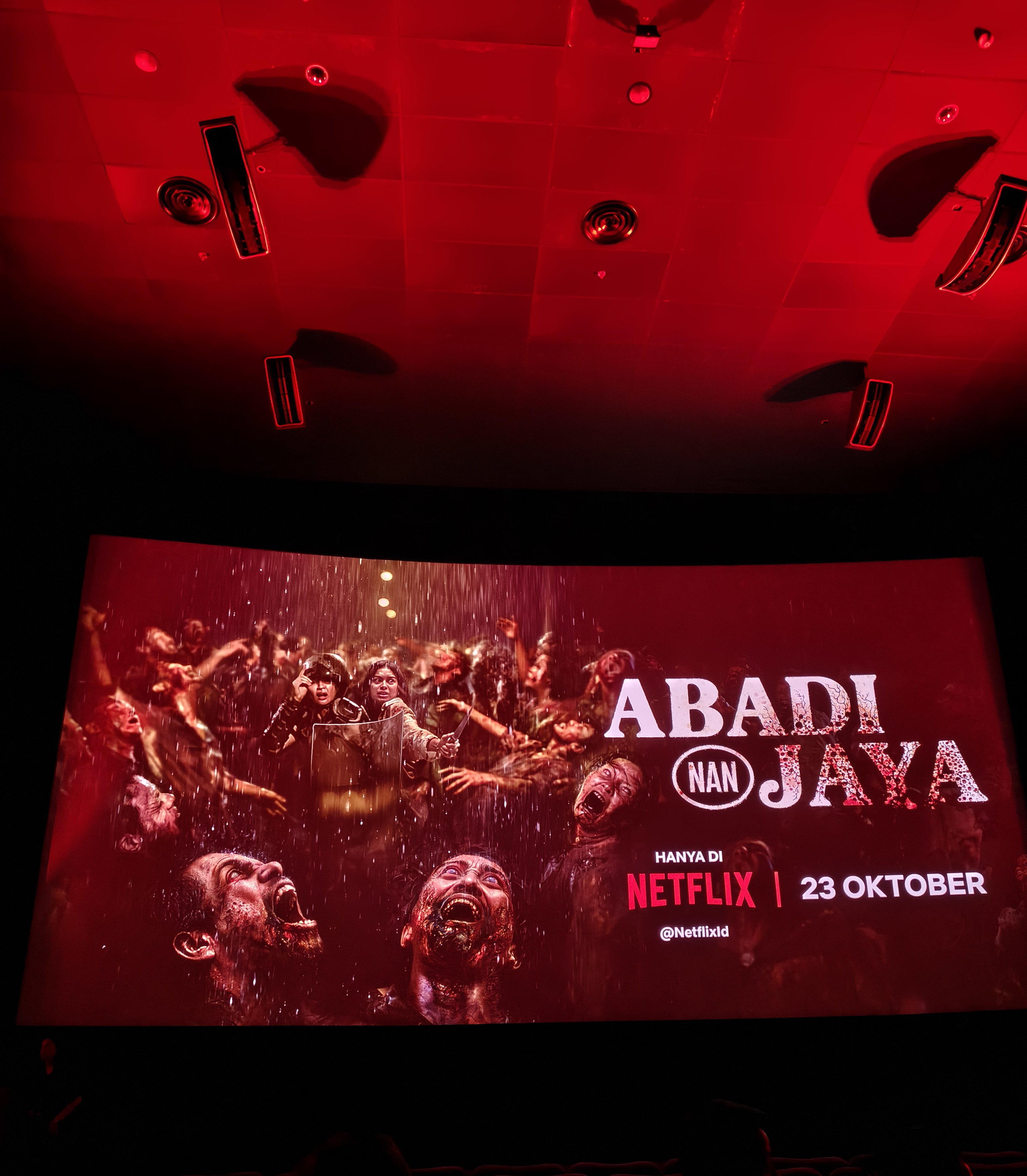 Film Abadi Nan Jaya karya Kimo Stamboel tayang di Netflix mulai 23 Oktober 2025. Gabungan horor zombie dan budaya jamu film ini menandai kebangkitan film horor Indonesia di platform streaming global.