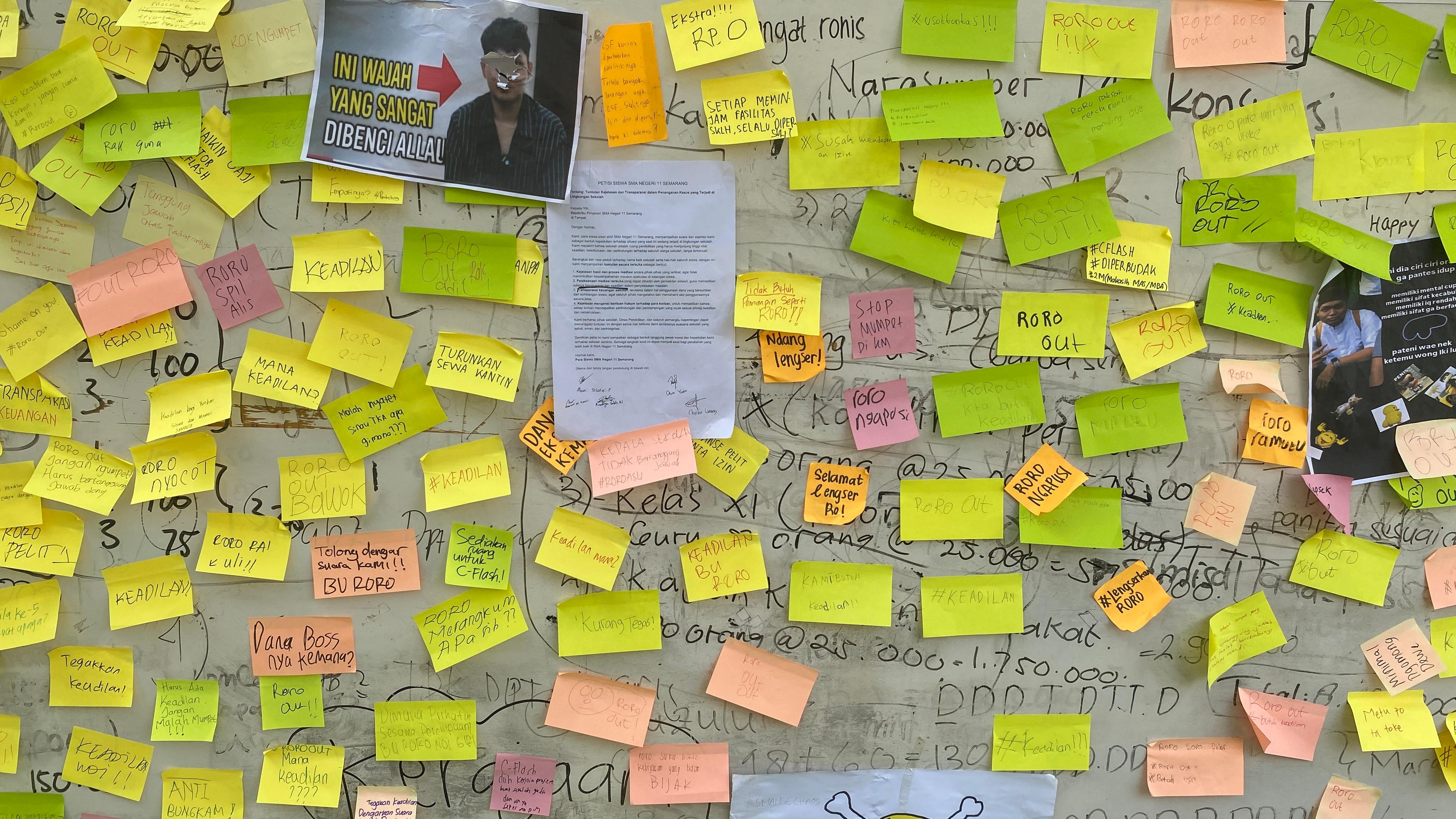 Tulisan tuntutan pengusutan kasus edit foto pornografi pakai AI di SMAN 11 Semarang, Jumat (24/10/2025).