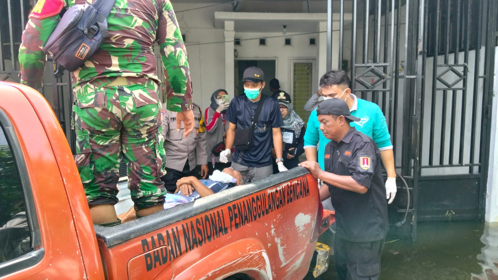 Evakuasi: Evakuasi lansia di wilayah Kelurahan Muktiharjo Kidul, Jumat (24/10) pagi.