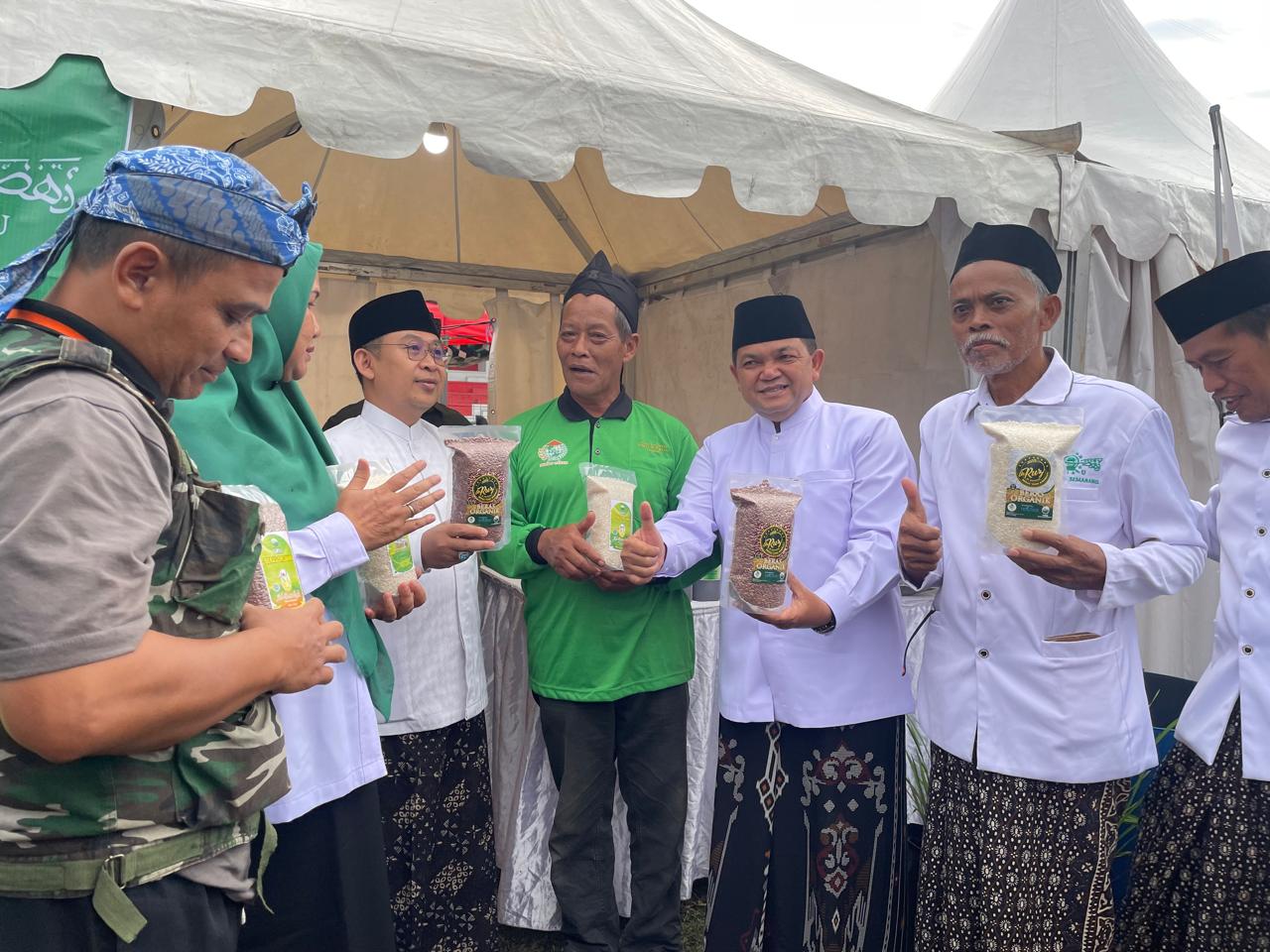 Ketua PWNU Jateng KH Abdul Ghaffar Rozin didampingi Bupati Semarang Ngesti Nugraha, Wakil Bupati Nur Arifah saat berdialog dengan UMKM diacara puncak resepsi HSN 2025 di Stadion Pandanaran Wujil.