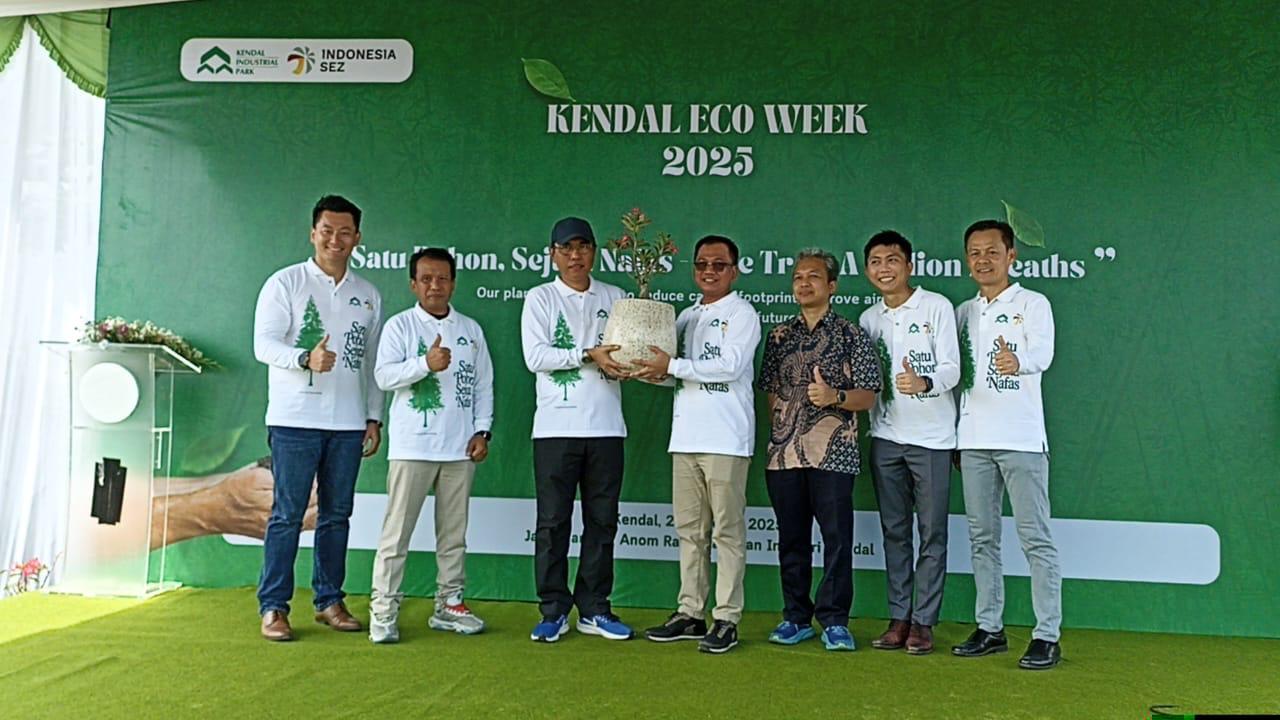 330 Bibit Mangrove Ditancap, KEK Kendal Tunjukkan Wajah Hijau  Sebanyak 330 pohon cemara laut kini berbaris di sepanjang garis pantai Kendal.