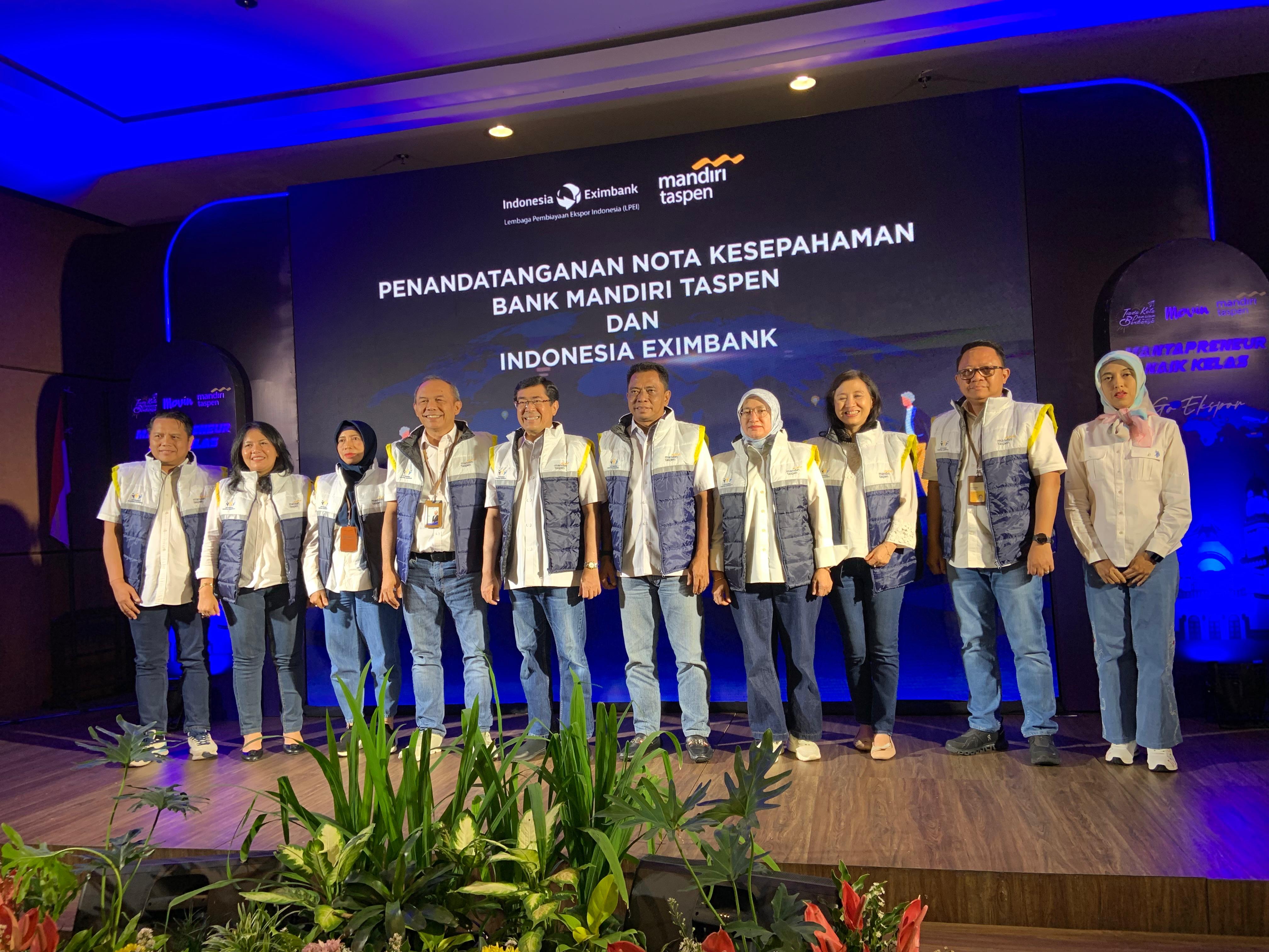 Plt Direktur Utama Bank Mandiri Taspen Maswar Purnama (depan, tengah) usai melakukan penandatanganan nota kesepahaman Bank Mandiri Taspen dan Indonesia Exim Bank, di Semarang, Kamis (23/10/2025).