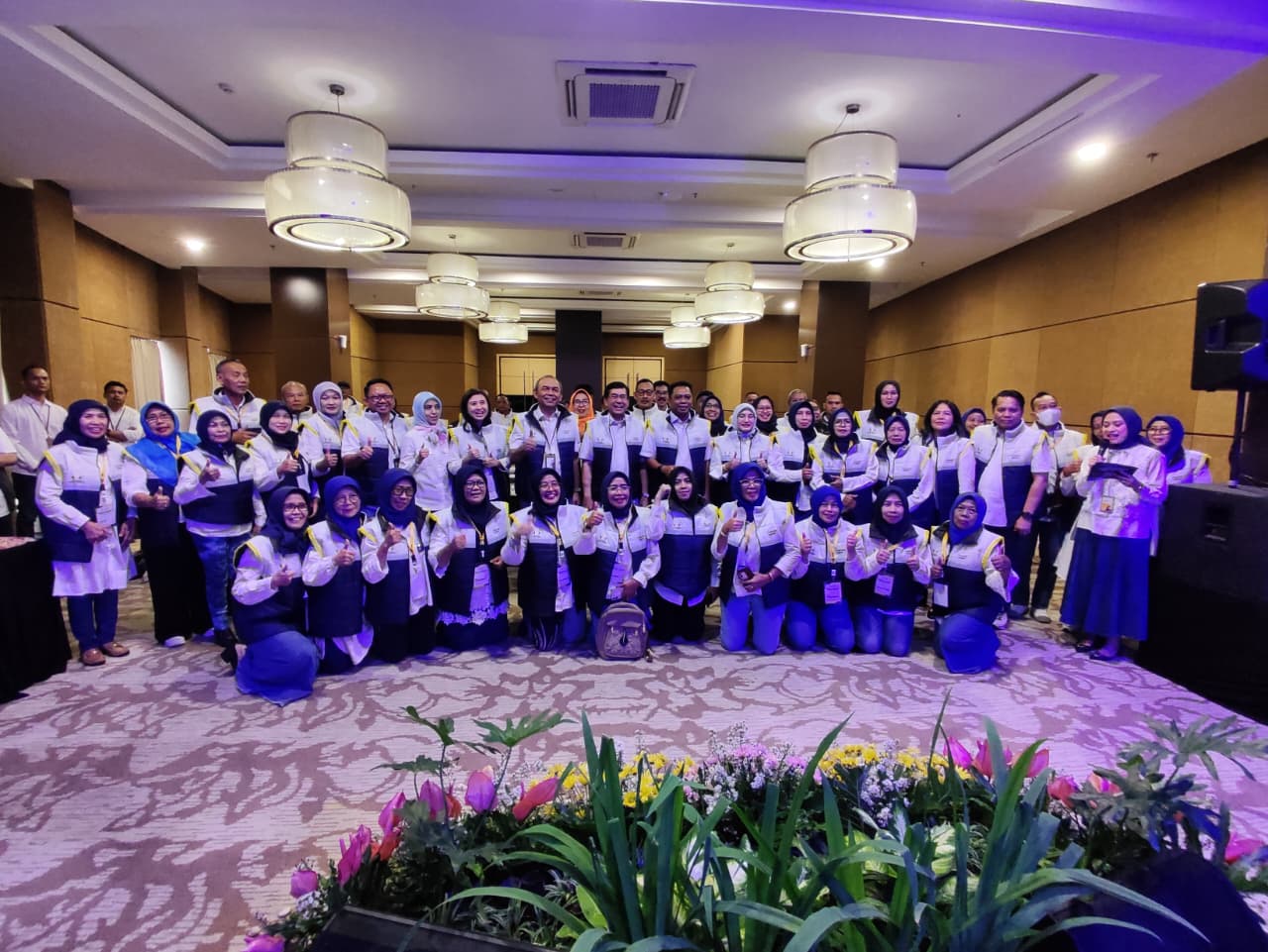 Jajaran Direksi Bank Mandiri Taspen, PT Taspen, dan Exim Bank, berfoto bersama dengan peserta Mantapreneur Naik Kelas di Semarang, Kamis (23/10/2025).