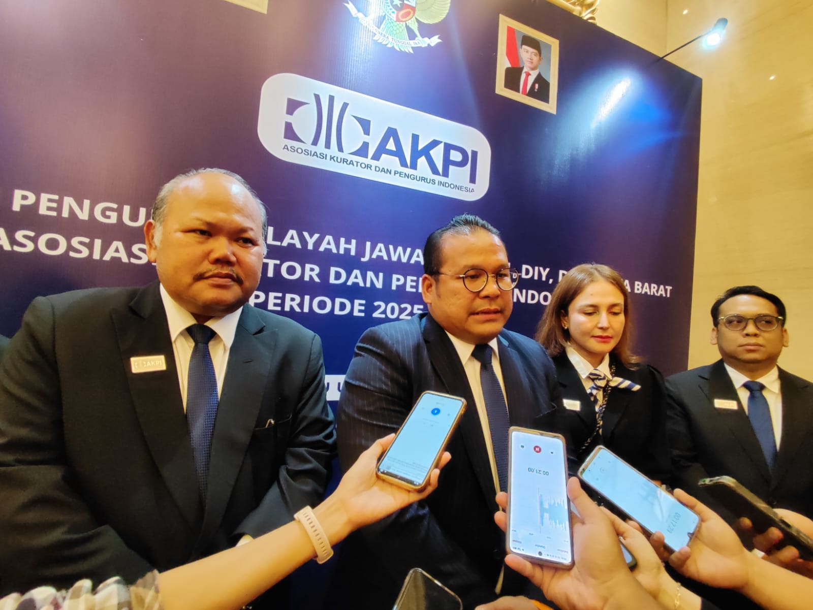 Ketua Umum AKPI Jimmy Simanjuntak (tengah) dalam acara Pelantikan AKPI Wilayah Jateng-DIY dan Jawa Barat di Hotel Tentrem Semarang.