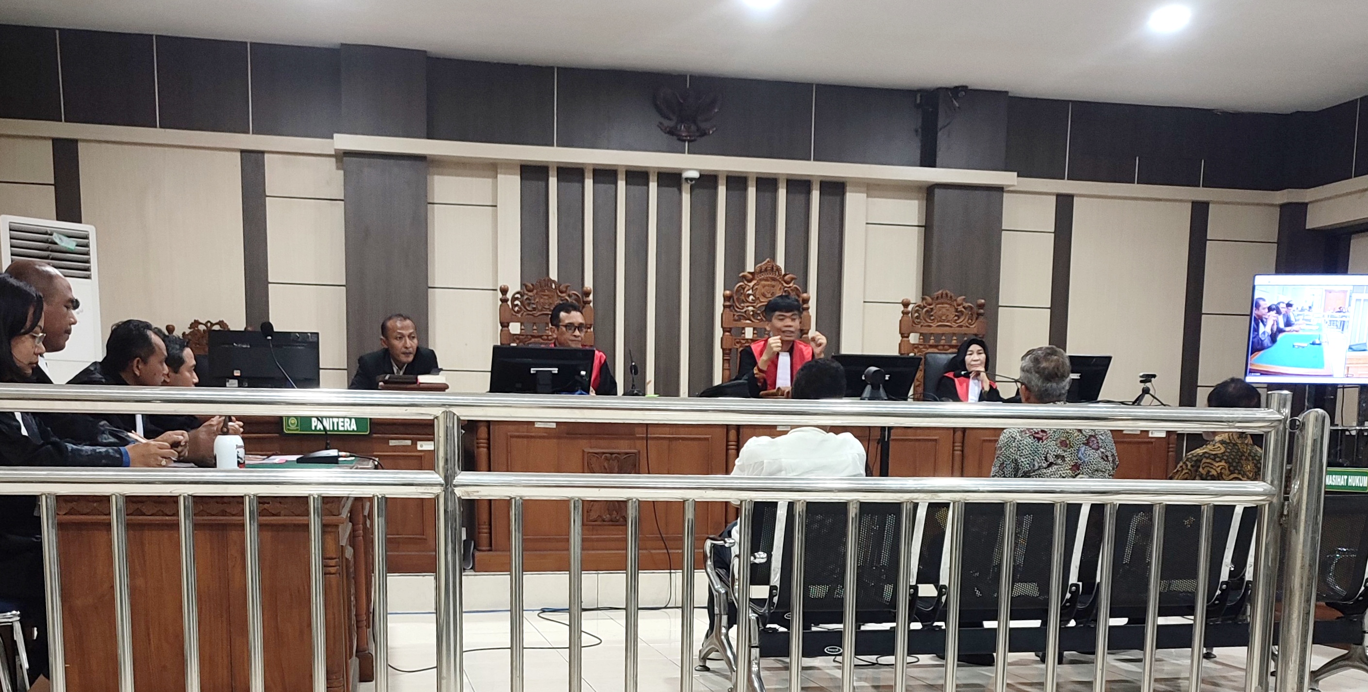 Tiga terdakwa kasus korupsi pengadaan biji kakao fiktif Dr. Ir. Rachmad Gunadi, M.Si, Dr. Henry Yuliando, S.TP., MM.,M.Agr, dan Dr. Hargo Utomo, M.B.A., M.Com saat sidang di Pengadilan Tipikor Semaran