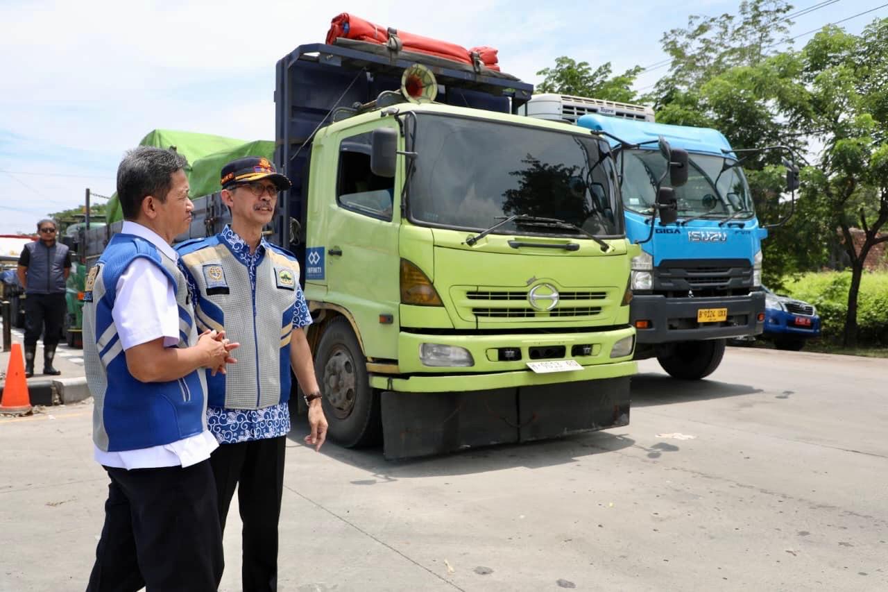 Kemacetan arus jalan Pantura Demak-Semarang akibat banjir yang terjadi tiga hari ini sudah mulai terurai.