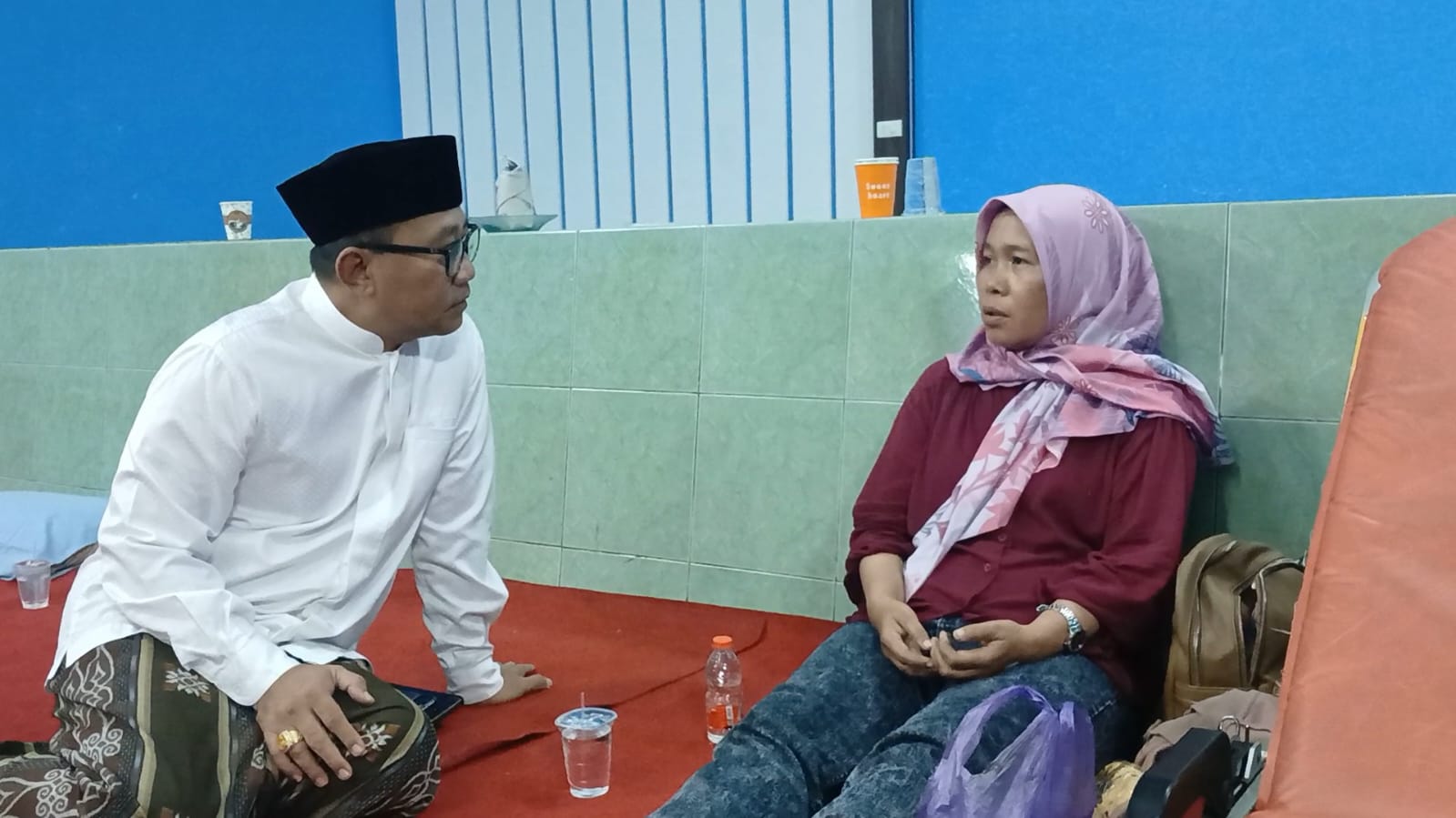 Wakil Wali Kota Semarang Iswar Aminuddin bercengkrama dengan korban saat meninjau Posko Pengaduan di Kantor Kelurahan Bendan Ngisor.