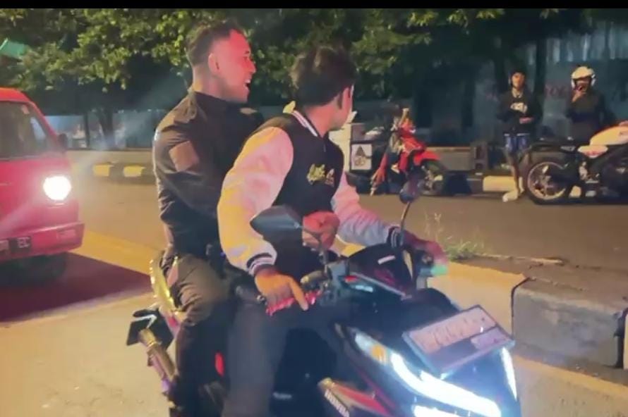 Kanit Gakkum satlantas mendadak naik di motor remaja dengan knalpot brong.