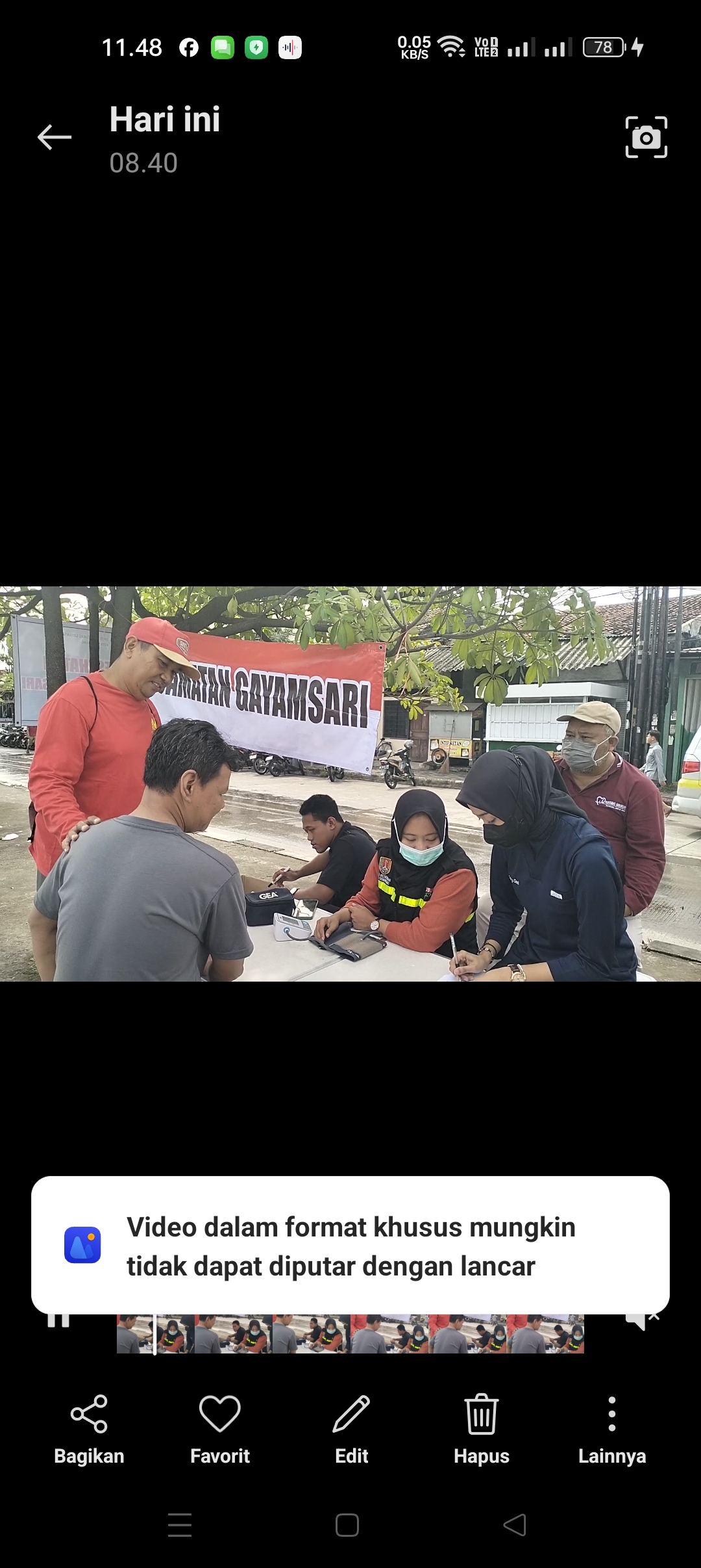 Pemeriksaan kesehatan di Posko darurat yang berada di median Jalan Kaligawe Raya, Minggu (26/10).