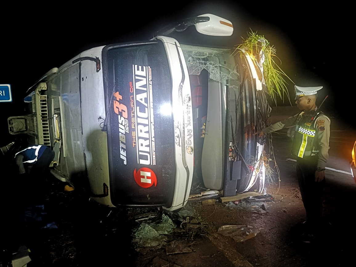LAKA: Kondisi TKP usai bus PO Hariyanto terguling di tol Batang-Semarang.