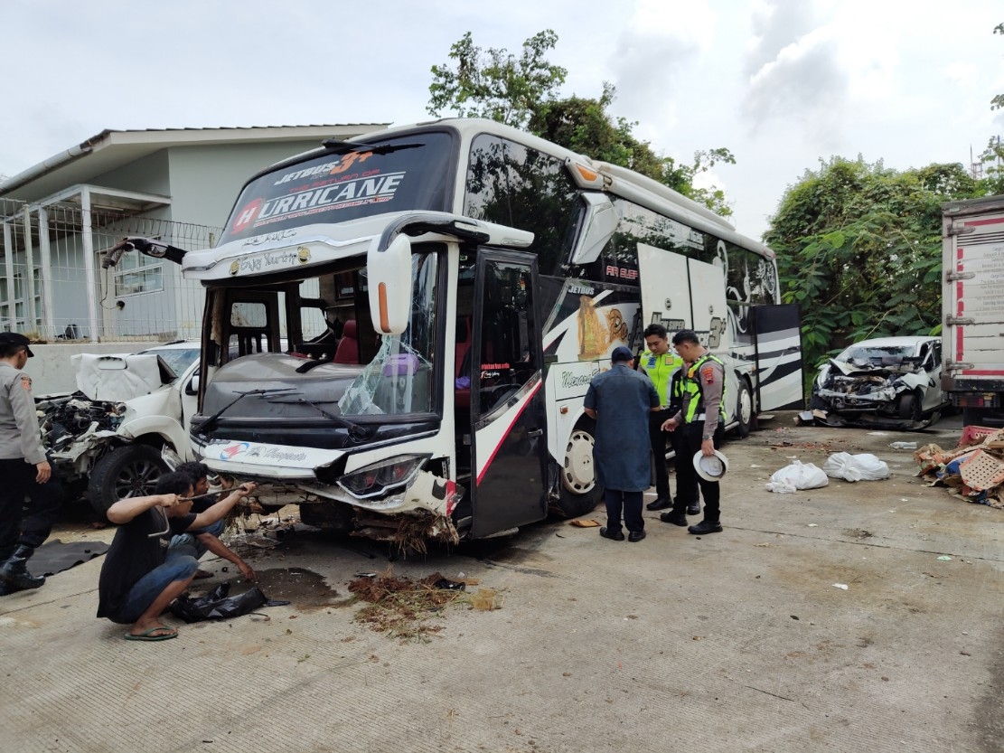 LAKA: Kondisi bus yang rusak akibat kecelakaan saat berada di Exit Tol Kandeman.