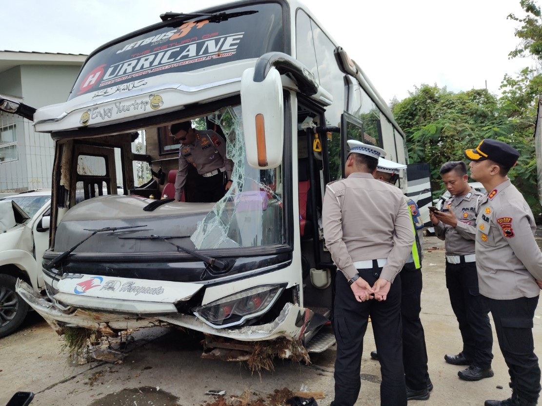 LAKA: Kepolisian saat meninjau bus yang terlibat kecelakaan tunggal di Exit Tol Kandeman.
