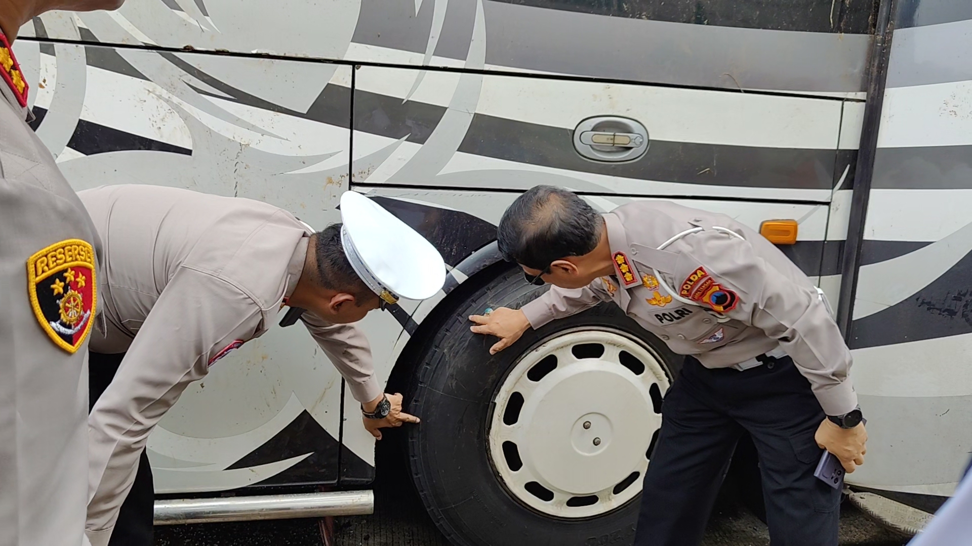 LAKA: Direktur Lalu Lintas (Dirlantas) Polda Jawa Tengah, Kombes Pol. M. Pratama Adhyasastra saat meninjau kondisi ban bus PO Haryanto.