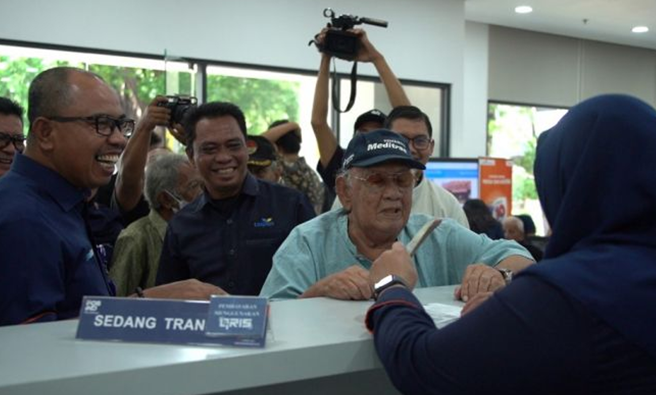 Direktur Bisnis Jasa Keuangan PosIND Haris (kiri) mendampingi Direktur Operasional TASPEN, Tribuna Phitera Djaja, meninjau langsung proses pengambilan manfaat pensiun dari TASPEN