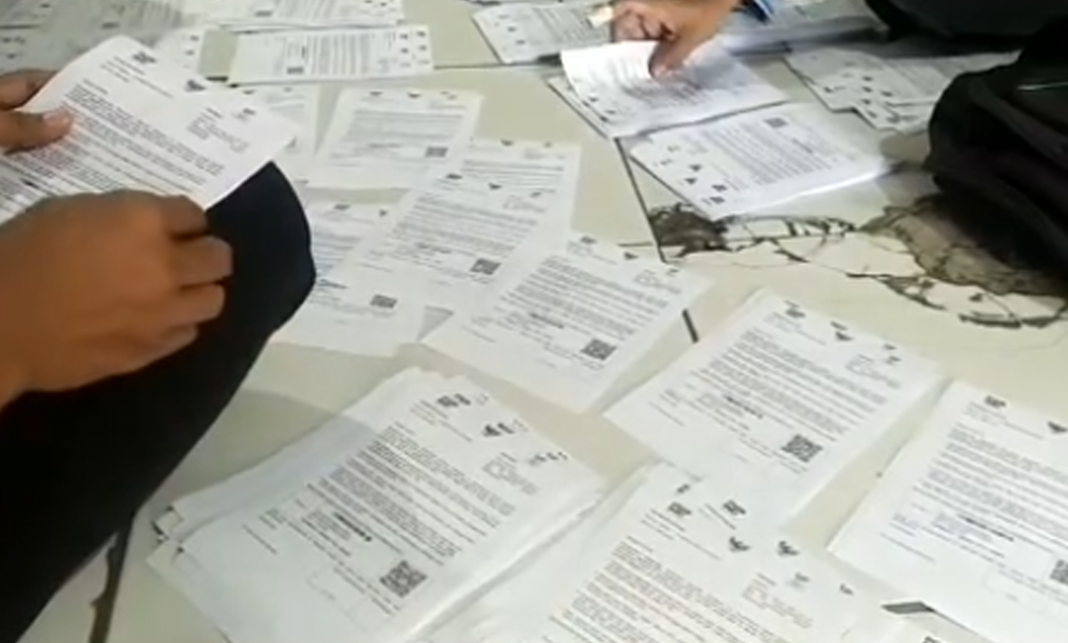 Petugas melakukan memilah dan memilih nama Keluarga Penerima Manfaat PKH  untuk penyaluran bansos