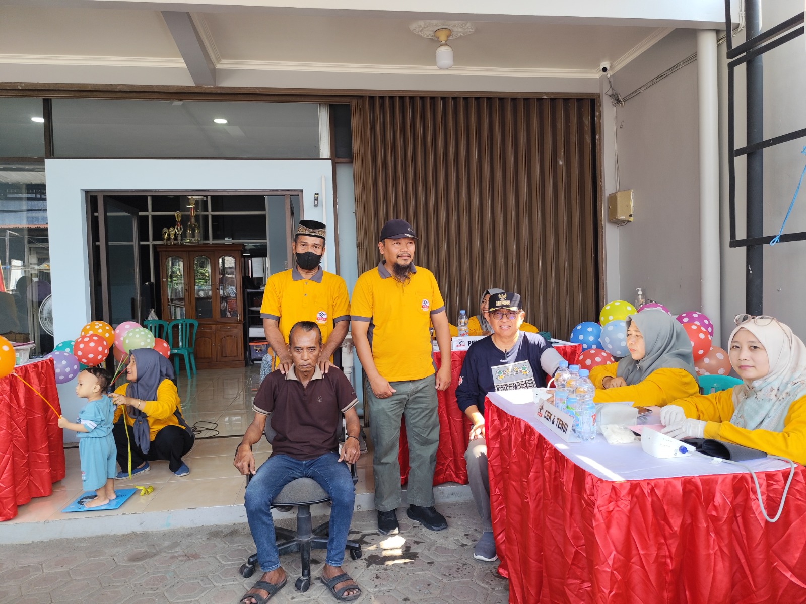 Kegiatan Gebyar Posyandu yang dielngkapi pijat refleksi di RW 03 Kelurahan Sawah Besar.