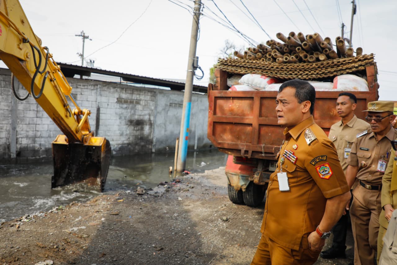 Gubernur Jawa Tengah Ahmad Luthfi mengecek titik lokasi sodetan sungai Sayung, Kabupaten Demak, Senin, 27 Oktober 2025.