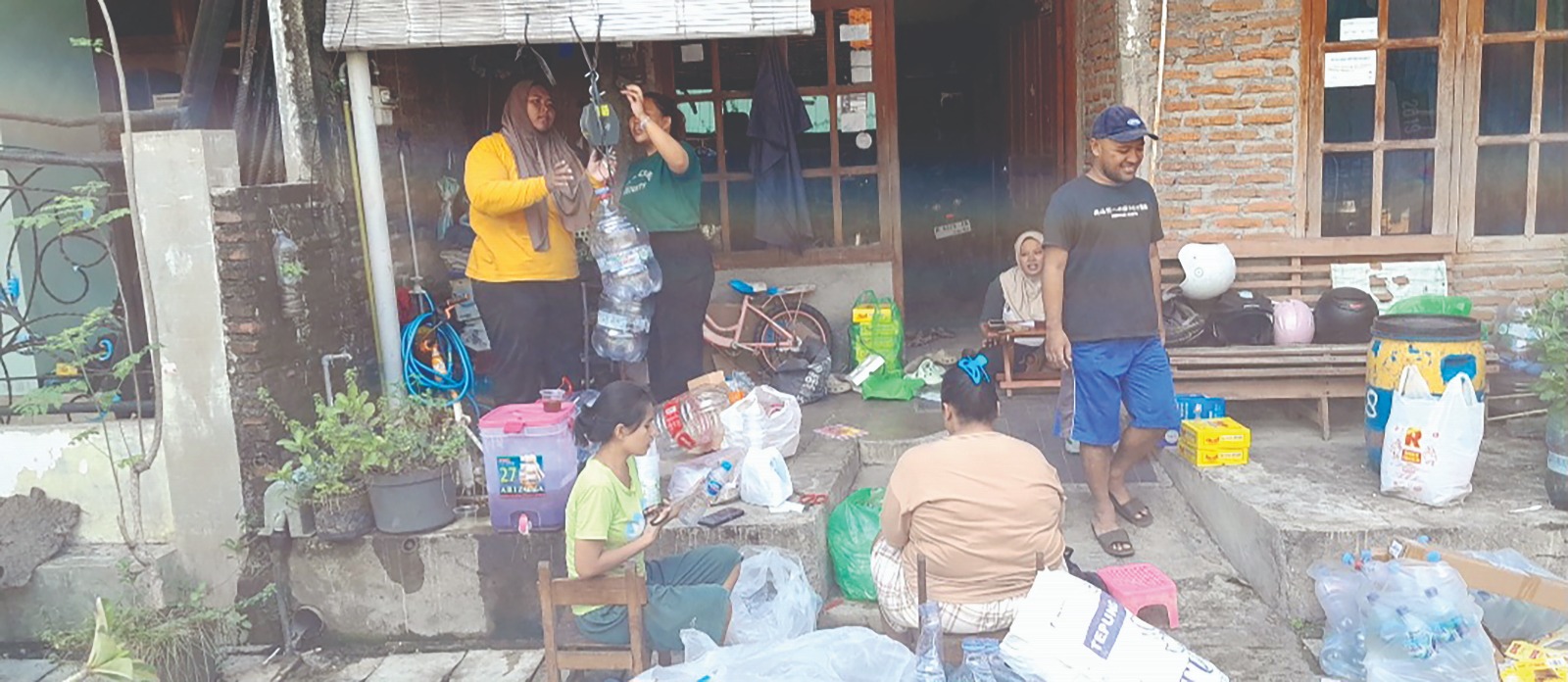 Kegiatan penimbangan di bank sampah RW 01 Kelurahan Sekayu.