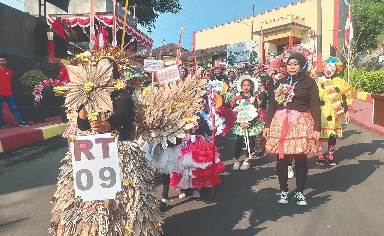 Kreasi fashion warga RW 03 Kelurahan Bambankerep yang dibuat dari daur ulang sampah.