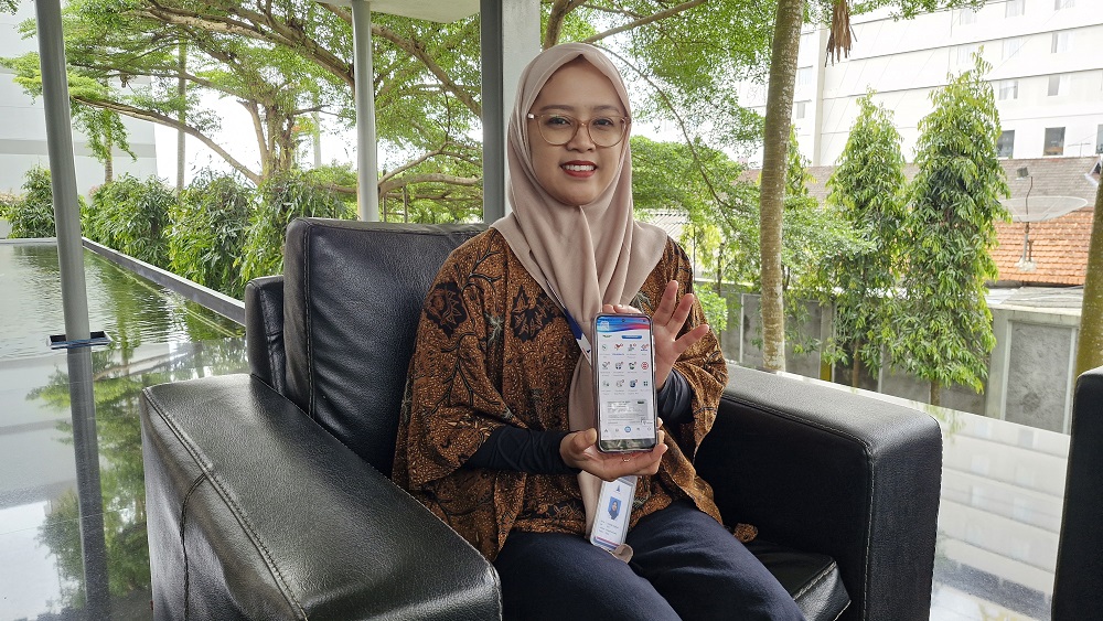 Human Resource Development (HRD) Armada Finance, Diah Mei Setyawati, menunjukkan aplikasi Mobile JKN di gawainya.