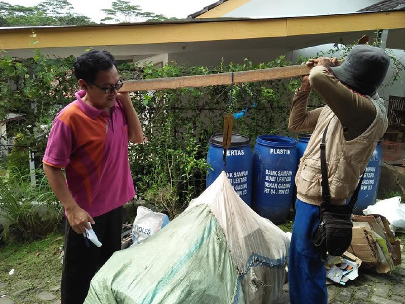 Kegiatan penimbangan sampah anorganik yang disetorkan ke Bank Sampah Bumi Lestari.