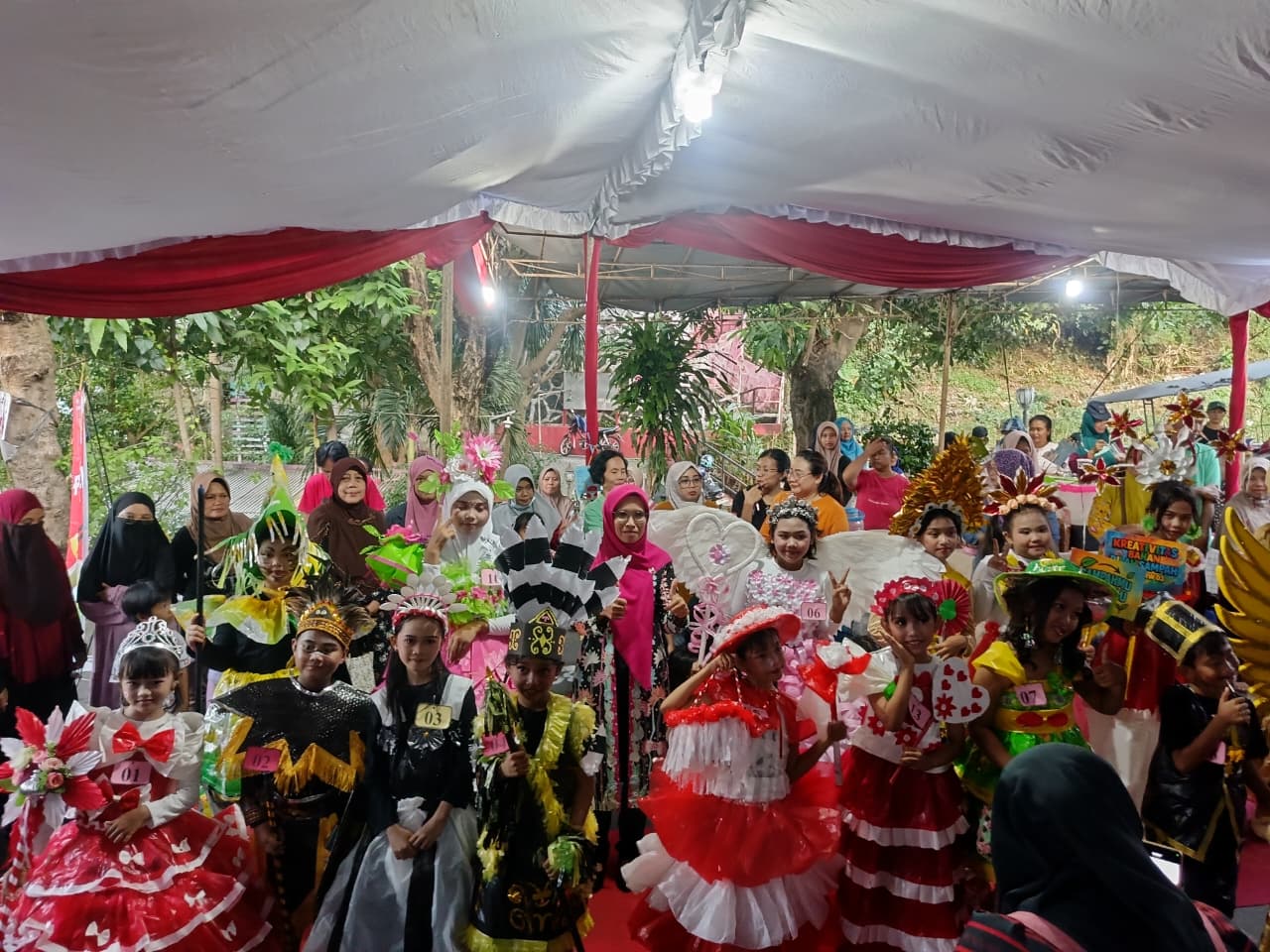 Anak-anak RW 06 Lempongsari mengenakan busana dari daur ulang sampah.