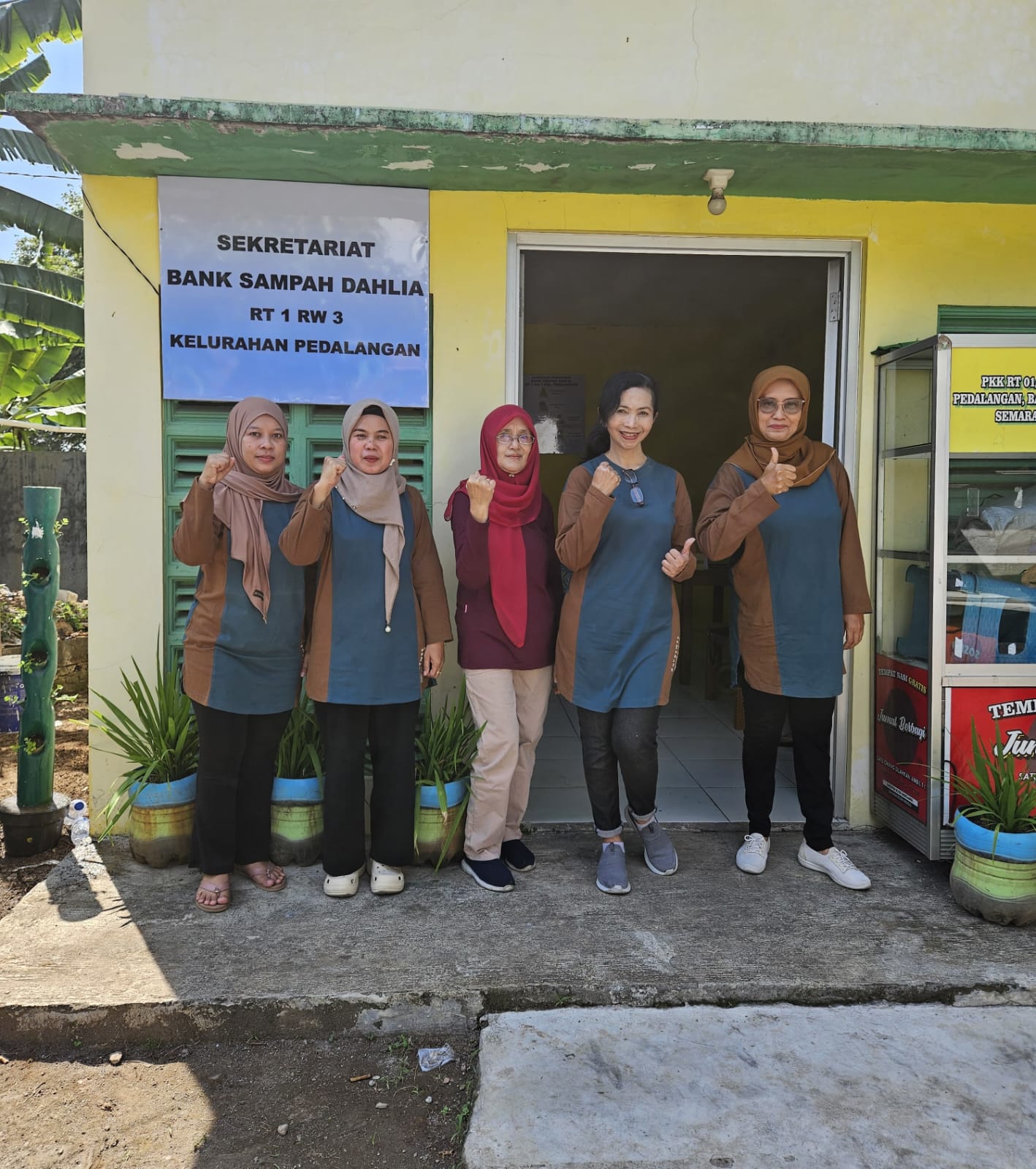 Pengurus bank sampah di RW 03 Kelurahan Pedalangan telah menjalankan program pilah sampah.