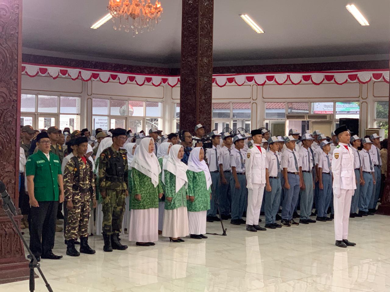 Hujan deras mengguyur Kendal saat pelaksanaan upacara Hari Sumpah Pemuda, Senin (28/10).  Rencana upacara di Alun-Alun Kendal akhirnya dialihkan ke Pendopo Tumenggung Bahurekso.