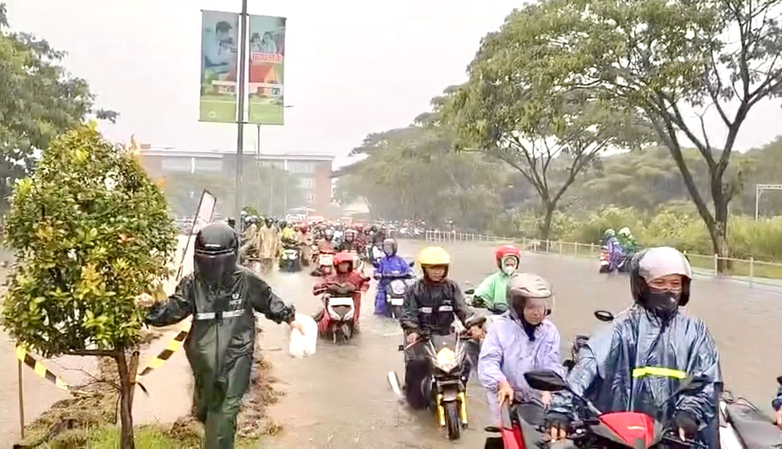 Hujan deras sejak Selasa (28/10/2025) pagi melumpuhkan aktivitas ekonomi di Kaliwungu Kendal.
