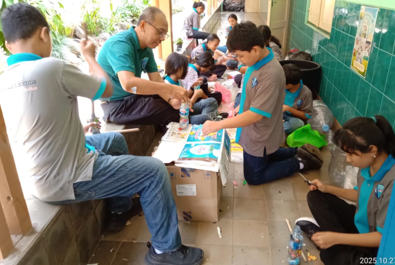 siswa SMP Stella Matutina Salatiga melakukan pilah dan timbang sampah.