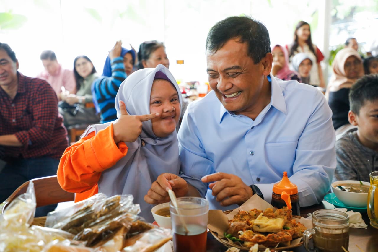 Ahmad Luthfi Berbagi Kebahagiaan dengan Penyandang Difabel.