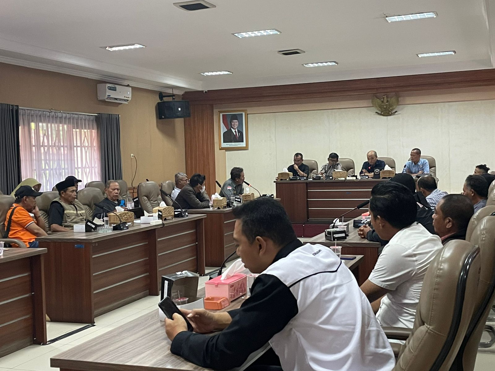 Ketua DPRD Kabupaten Semarang Bondan Marutohening bersama ketiga wakil ketua saat lakukan audiensi bersama ormas di Kantor DPRD Kabupaten Semarang. Maria Novena/Jawa Pos Radar Semarang