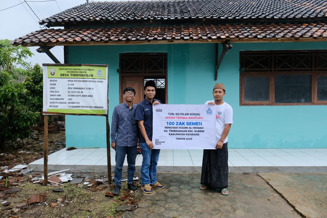 PT Semen Gresik melalui program Tanggung Jawab Sosial dan Lingkungan (TJSL) Pilar Sosial menyalurkan bantuan puluhan juta dan ratusan zak semen untuk mendukung renovasi Madrasah Diniyah Al Hikmah