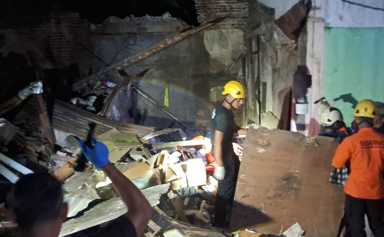 Petugas Basarnas Semarang melakukan proses evakuasi korban tertimpa rumah roboh