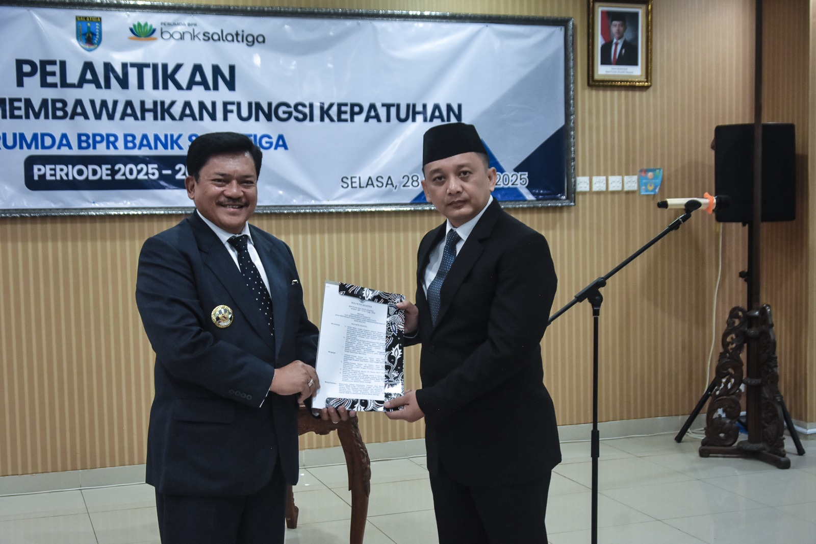 Wali Kota Salatiga, dr. Robby Hernawan, Sp.OG melantik Theodore Tejo Herlambang sebagai Direktur BPR Salatiga.